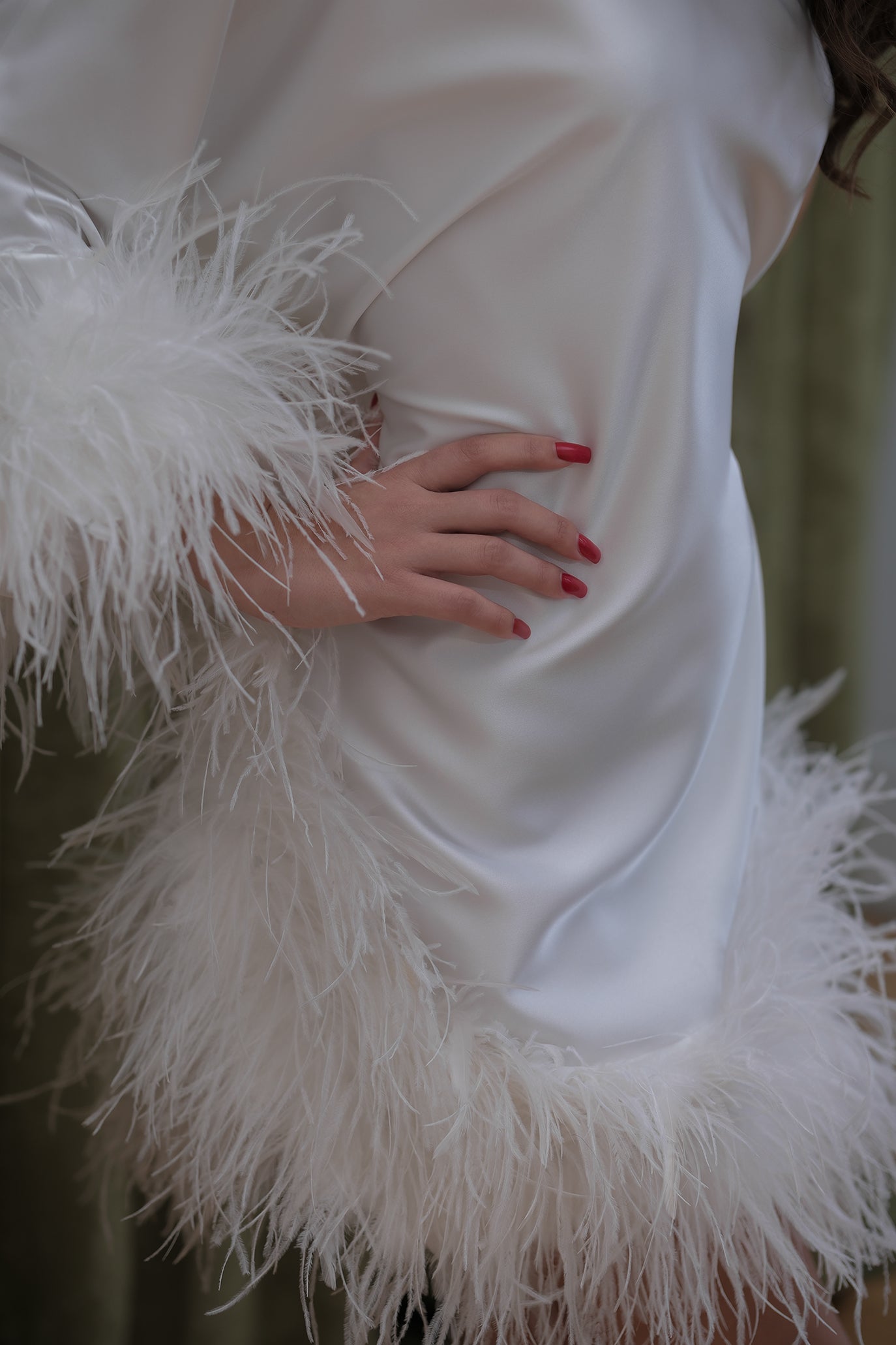 Асиметрична рокля с пера в бяло: Tiana