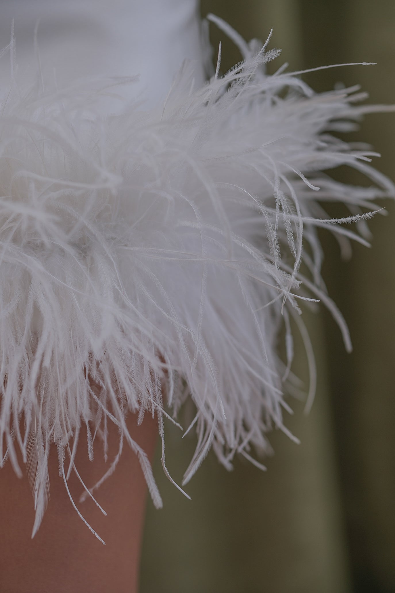 Асиметрична рокля с пера в бяло: Tiana