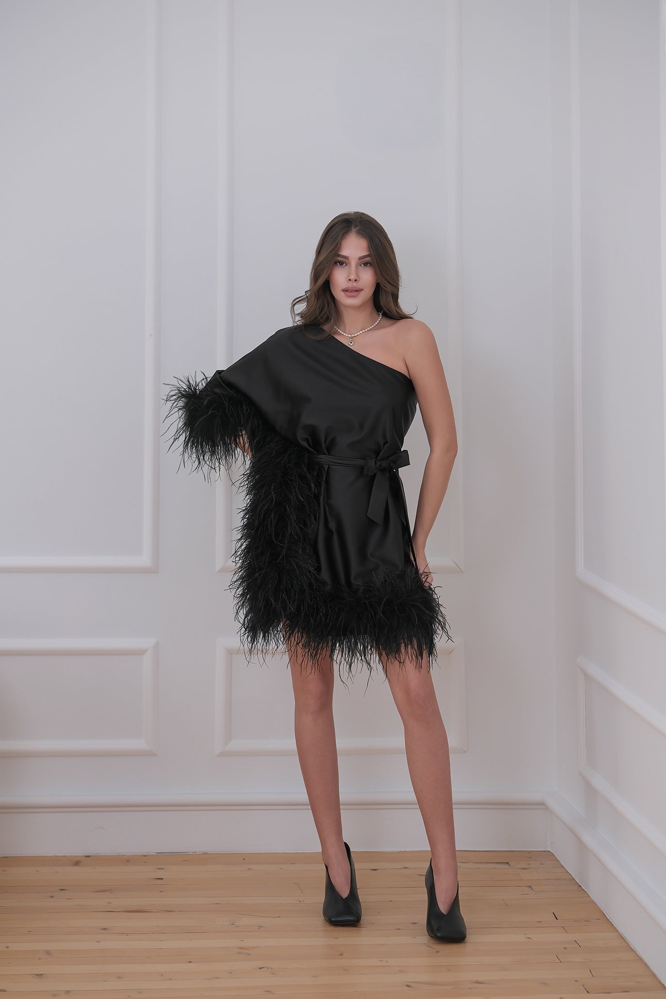 Асиметрична рокля с пера в черно: Tiana