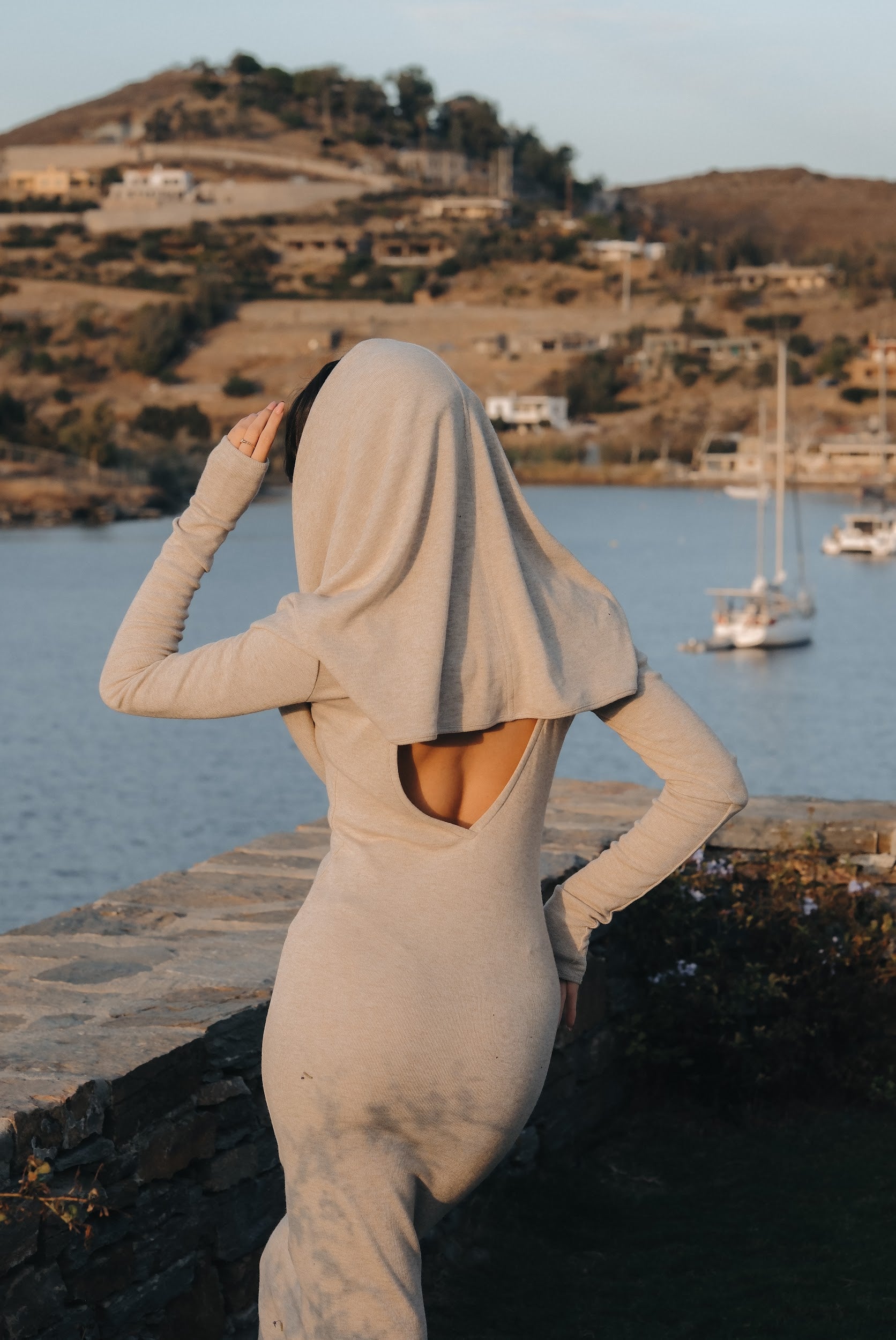 Дълга рокля с ръкави в бежово: Linda