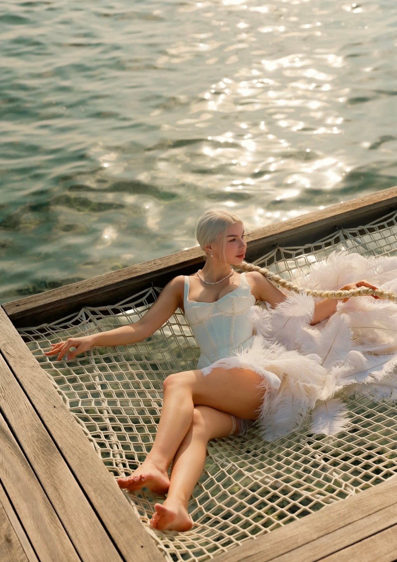 Великолепна рокля с пера: Feathra