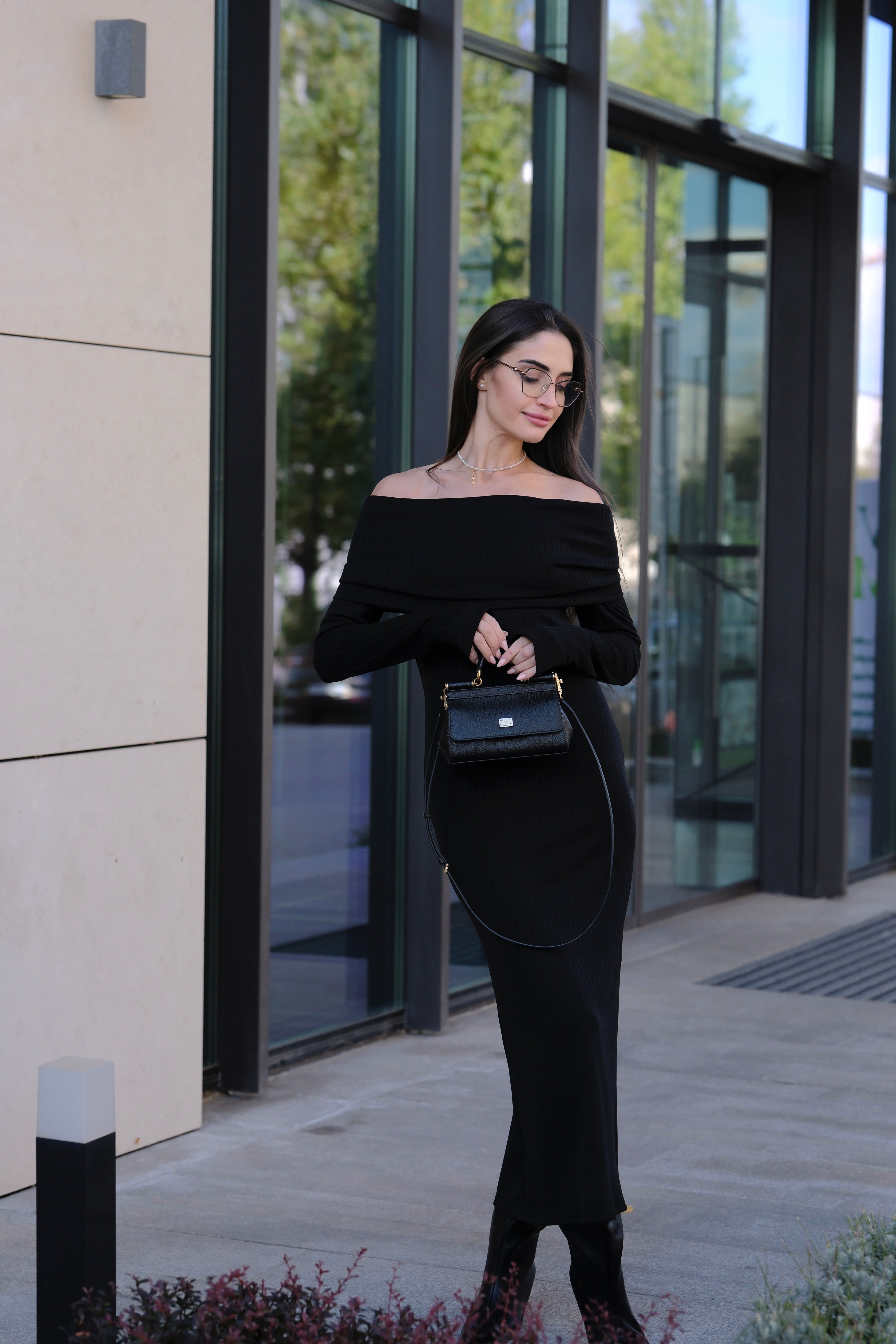 Дълга рокля с ръкави в черно: Berlinda