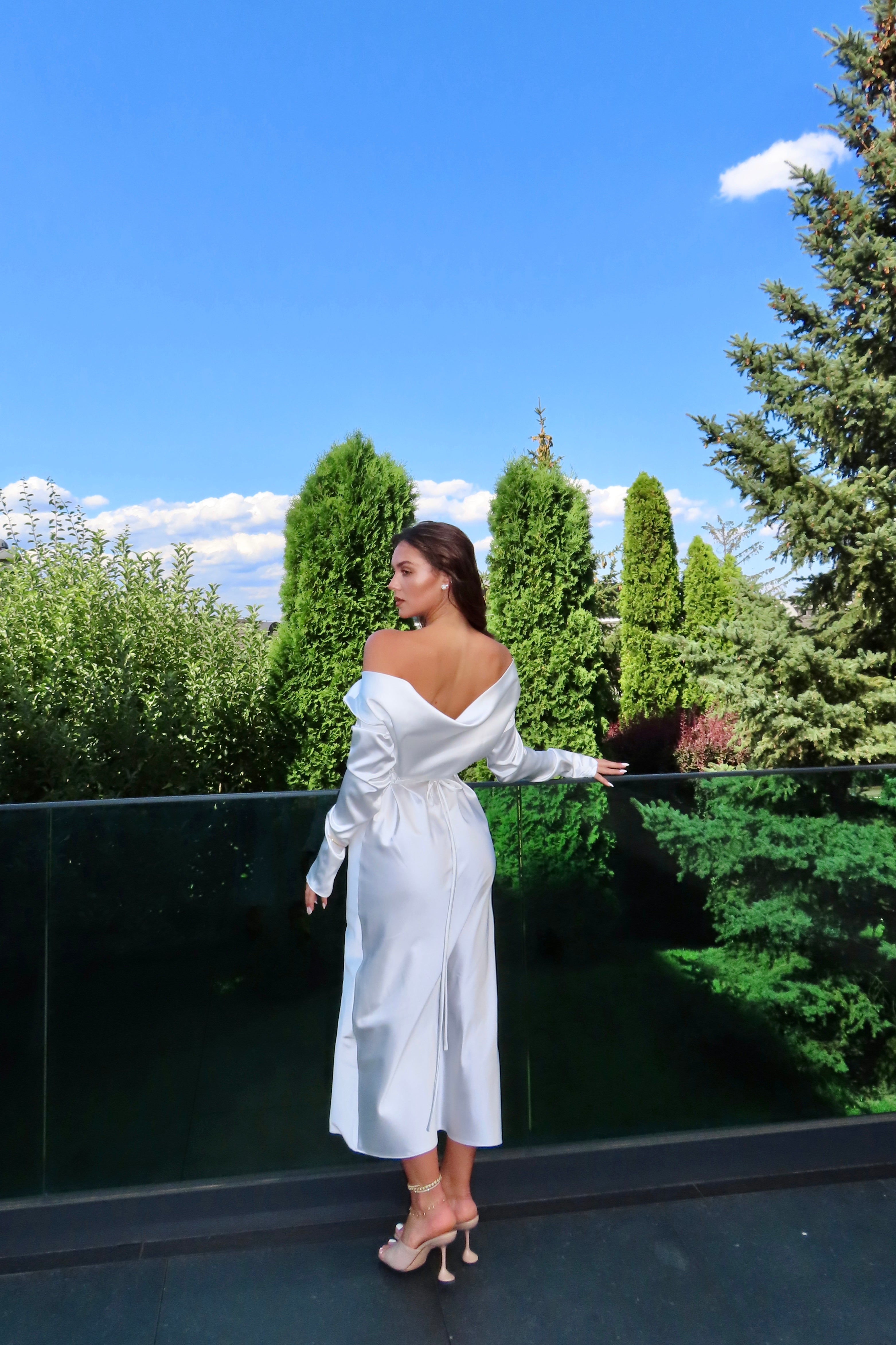 Рокля с ръкави и отворен гръб: Glowelle