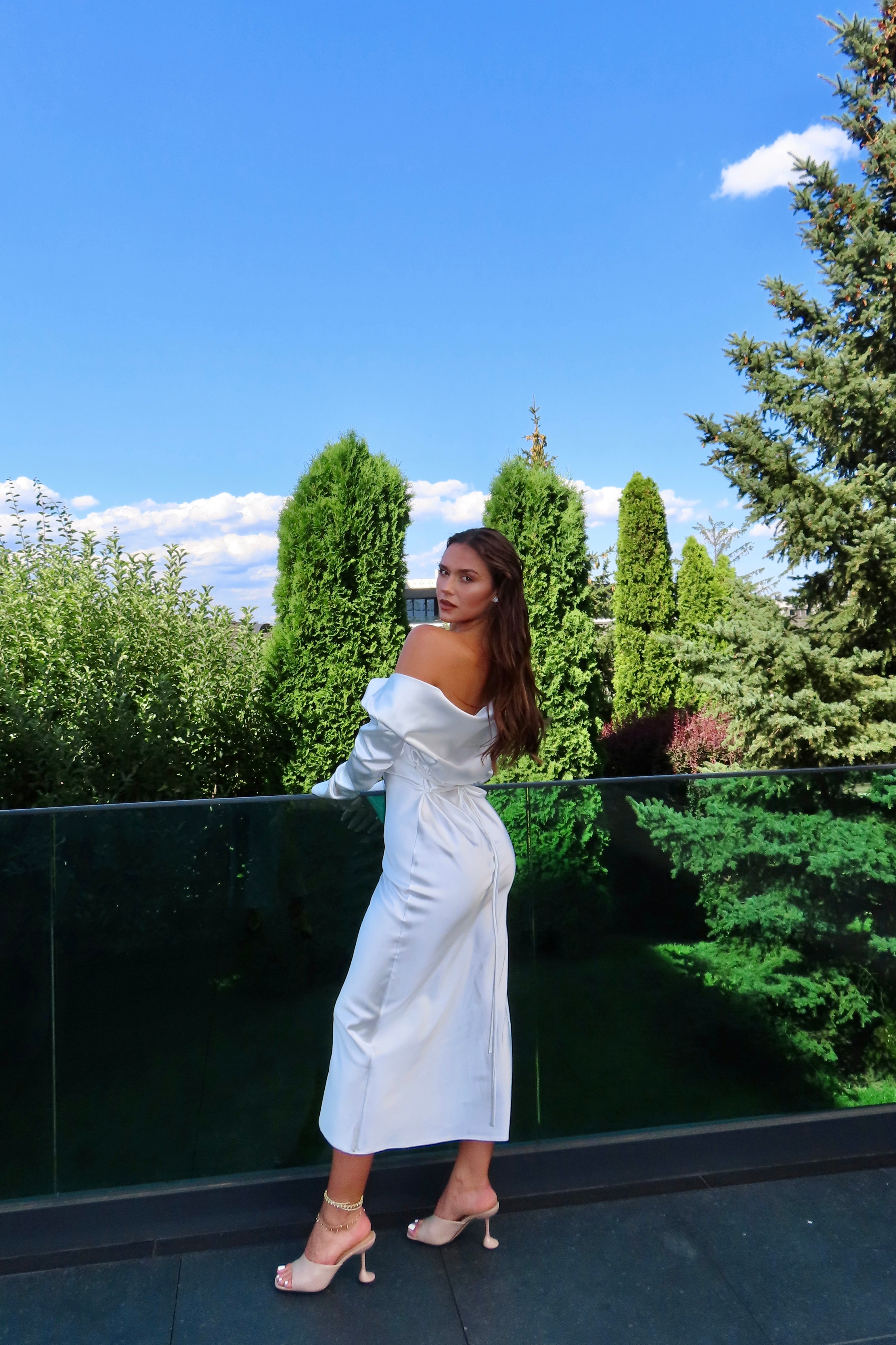 Рокля с ръкави и отворен гръб: Glowelle