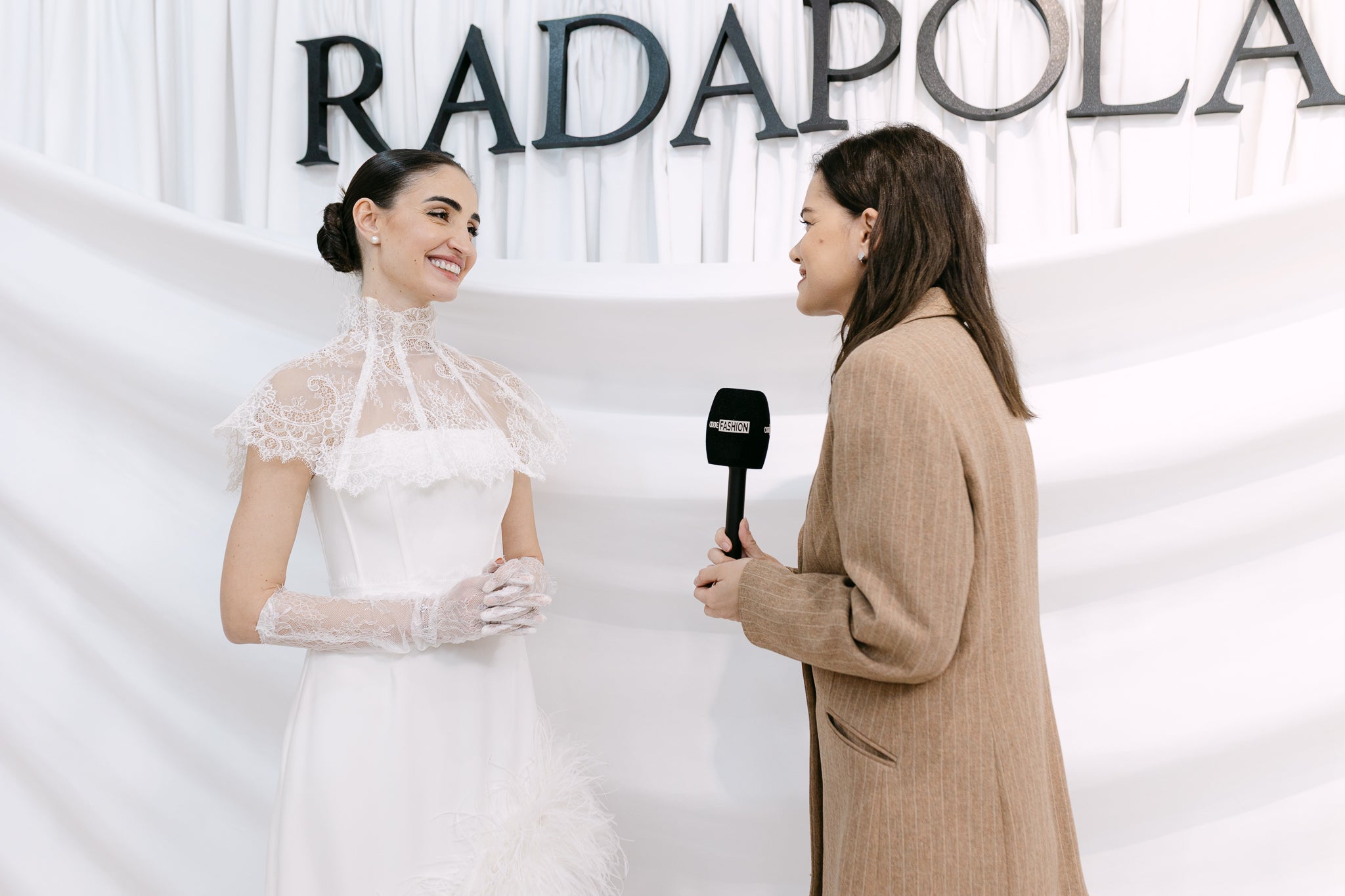 Асиметрична рокля без презрамки в бяло: Radapola's Feathers