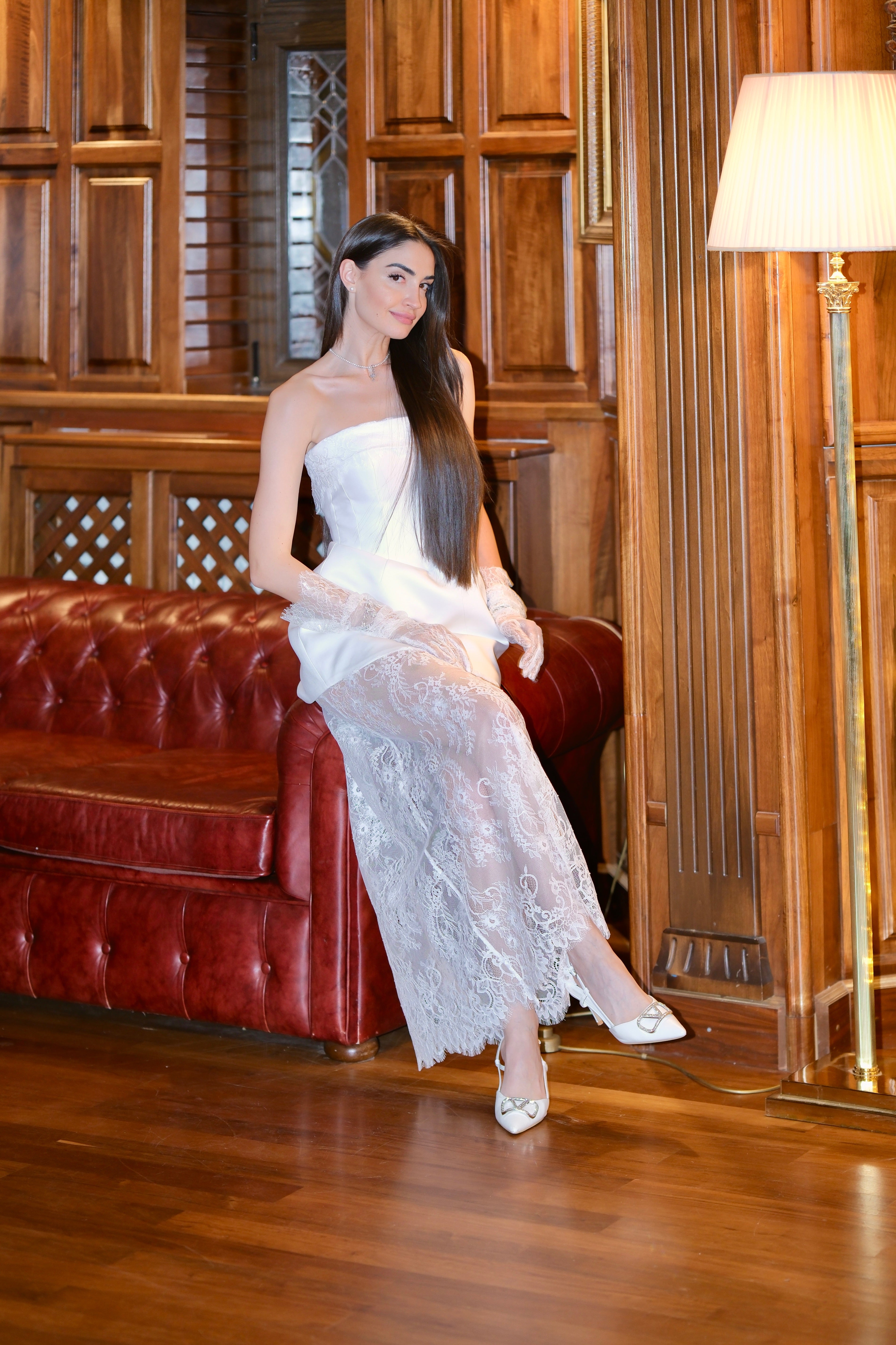 Рокля със сваляща се дантелена пола в бяло: Fabia