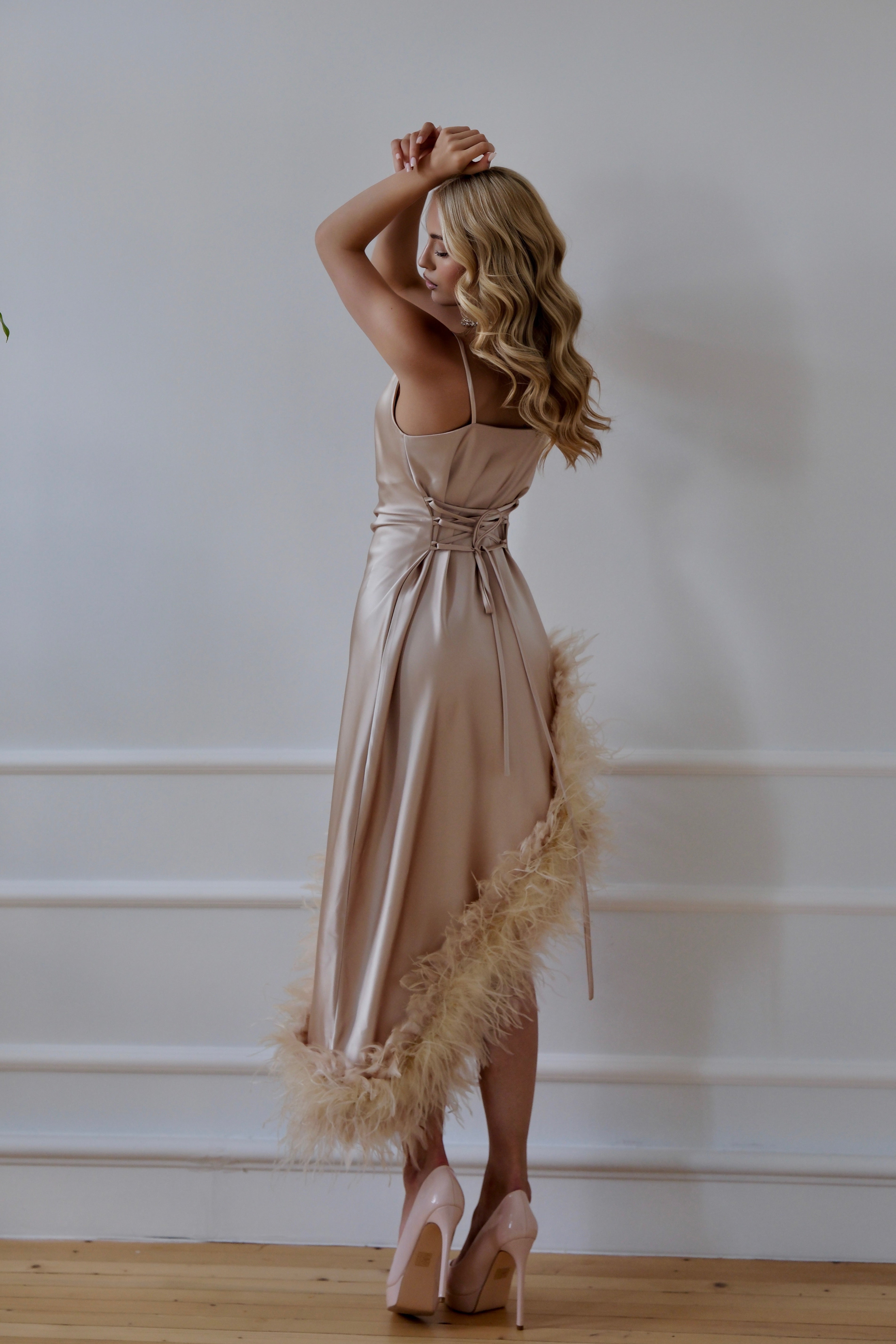 Асиметрична рокля в бежово: Glowin Feathers