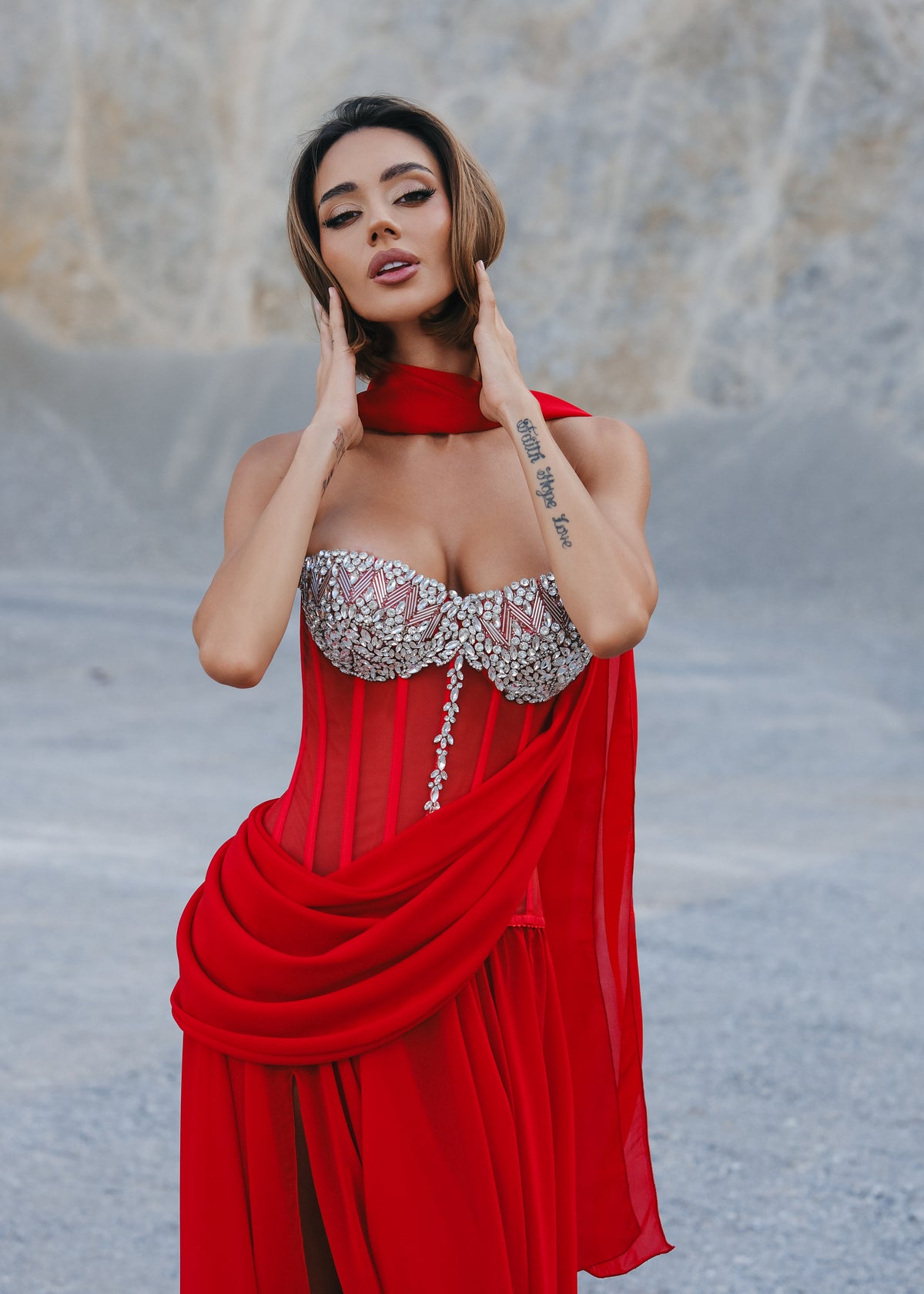 Официална рокля в червено: Lova