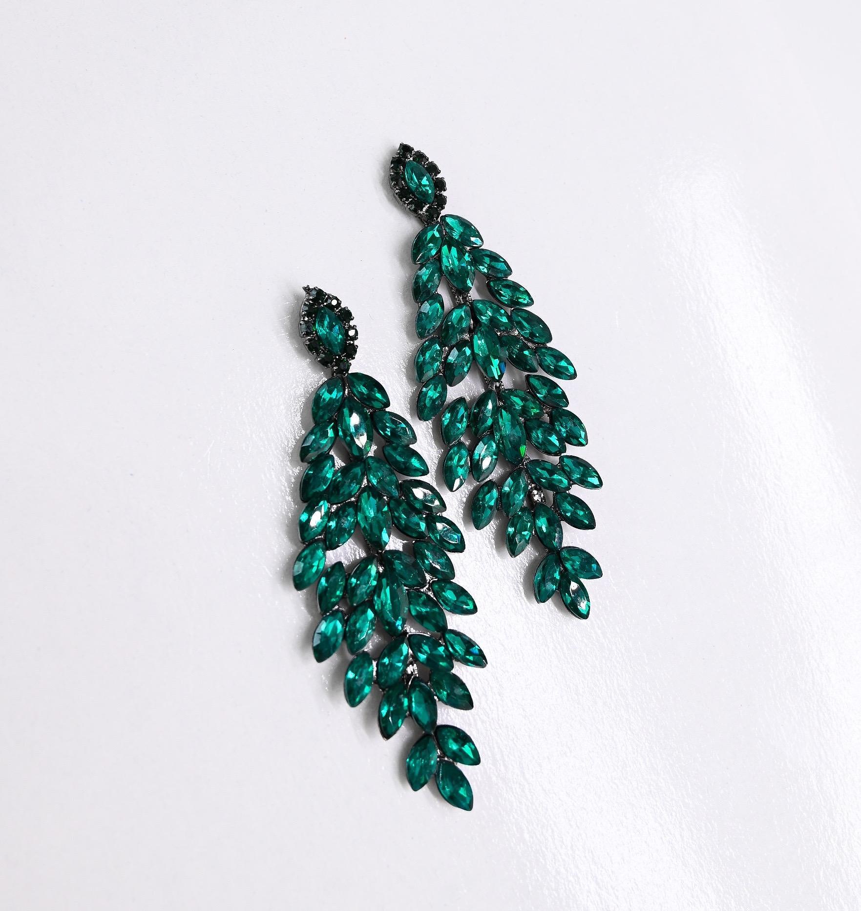 Обеци: Long Green Earrings