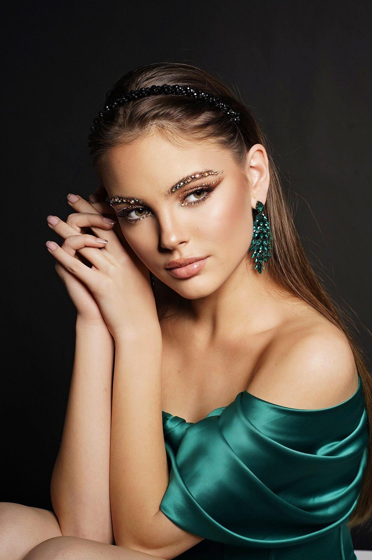 Обеци: Long Green Earrings